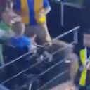Vorschaubild für Irre Szene: Fan peitscht einen Teamkollegen von Benzema aus