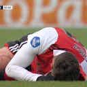 Imagen de vista previa para ¡CRIMINAL! Santiago Giménez recibe terrible entrada que lo deja sangrando y provoca expulsión en el PSV vs Feyenoord