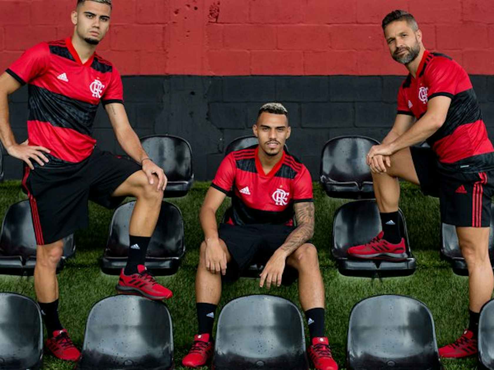Adidas lança tênis personalizado para o Flamengo; veja detalhes do modelo