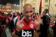 Imagem de visualização para Em todo o mundo! Torcedor do Milan usa camisa do Flamengo em festa por título italiano