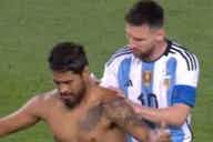 Imagem de visualização para Torcedor invade campo e Messi autografa o corpo do fã; confira