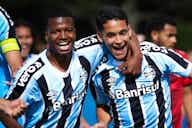 Imagem de visualização para Em duelo de muitos gols, Grêmio vence o Athletico-PR e carimba vaga nas quartas do Brasileirão sub-17